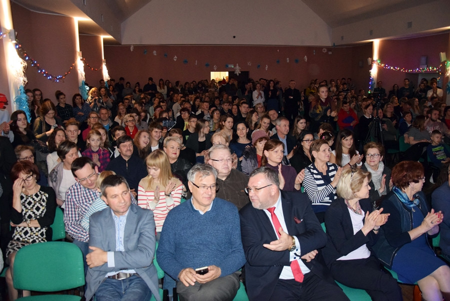 Kartuzy. Owacje na stojąco dla nauczycieli Klasztornej i jasełek w ich wykonaniu. Zobacz film!