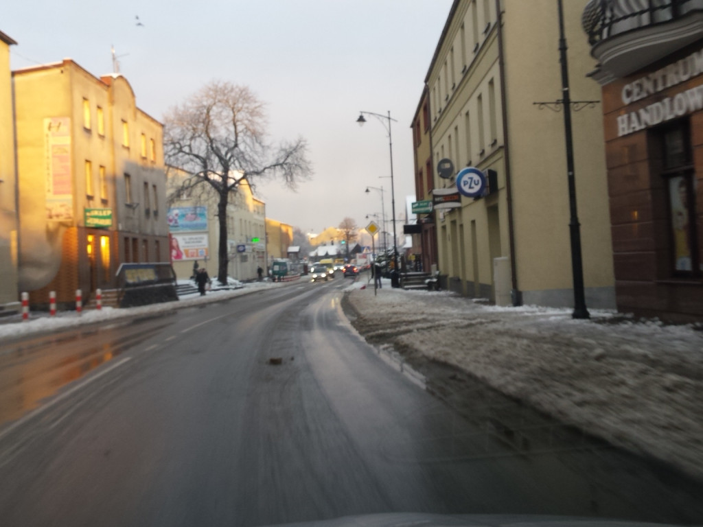 Ekstremalne warunki na drogach, powalone drzewa, brak prądu (aktualizacja)