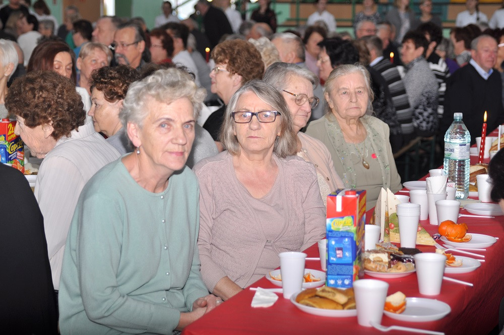 Przodkowo. Blisko 800 seniorów bawiło się na biesiadzie, a małżeństwa świętowały Złote Gody