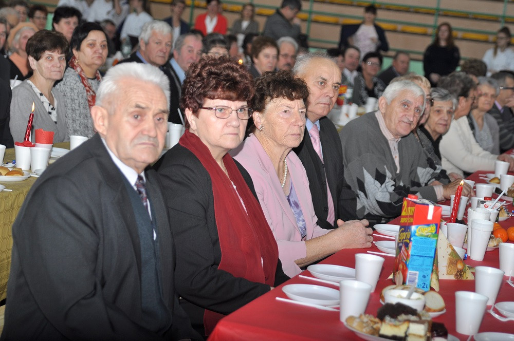 Przodkowo. Blisko 800 seniorów bawiło się na biesiadzie, a małżeństwa świętowały Złote Gody