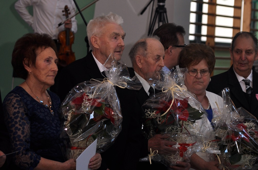 Przodkowo. Blisko 800 seniorów bawiło się na biesiadzie, a małżeństwa świętowały Złote Gody