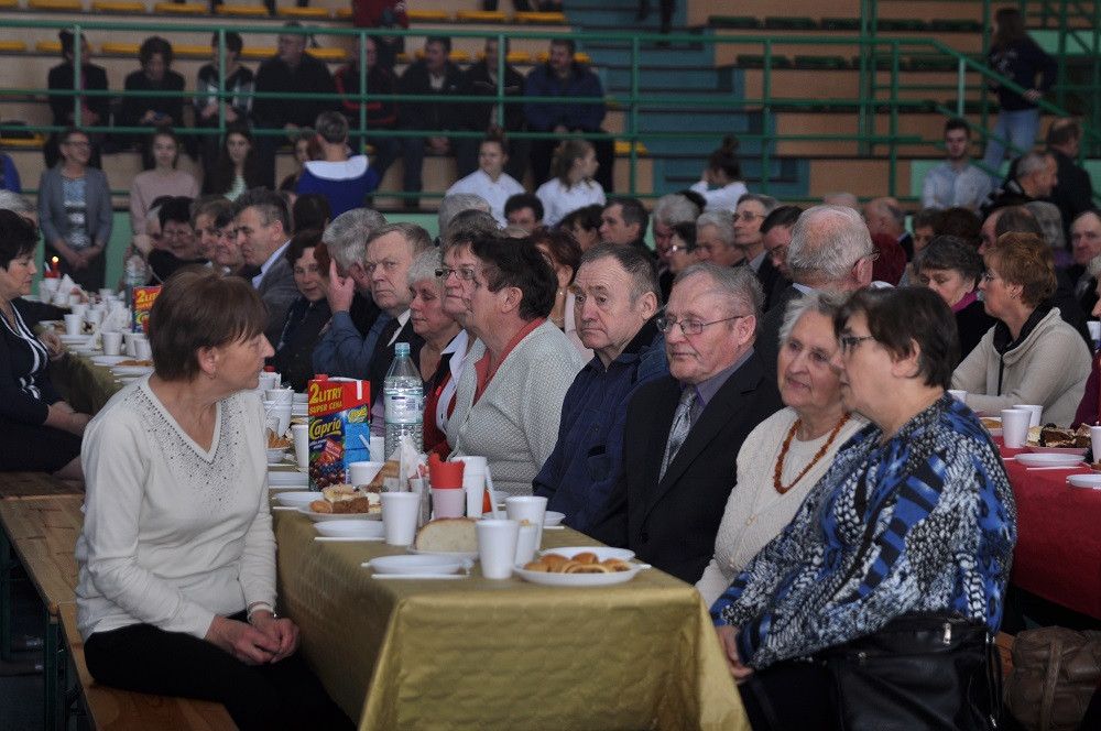 Przodkowo. Blisko 800 seniorów bawiło się na biesiadzie, a małżeństwa świętowały Złote Gody