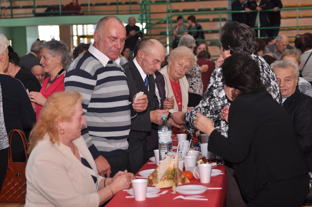 Przodkowo. Blisko 800 seniorów bawiło się na biesiadzie, a małżeństwa świętowały Złote Gody