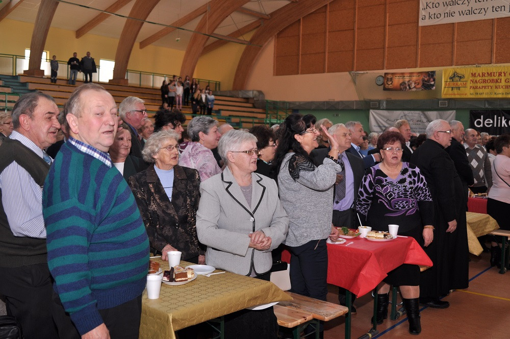 Przodkowo. Blisko 800 seniorów bawiło się na biesiadzie, a małżeństwa świętowały Złote Gody