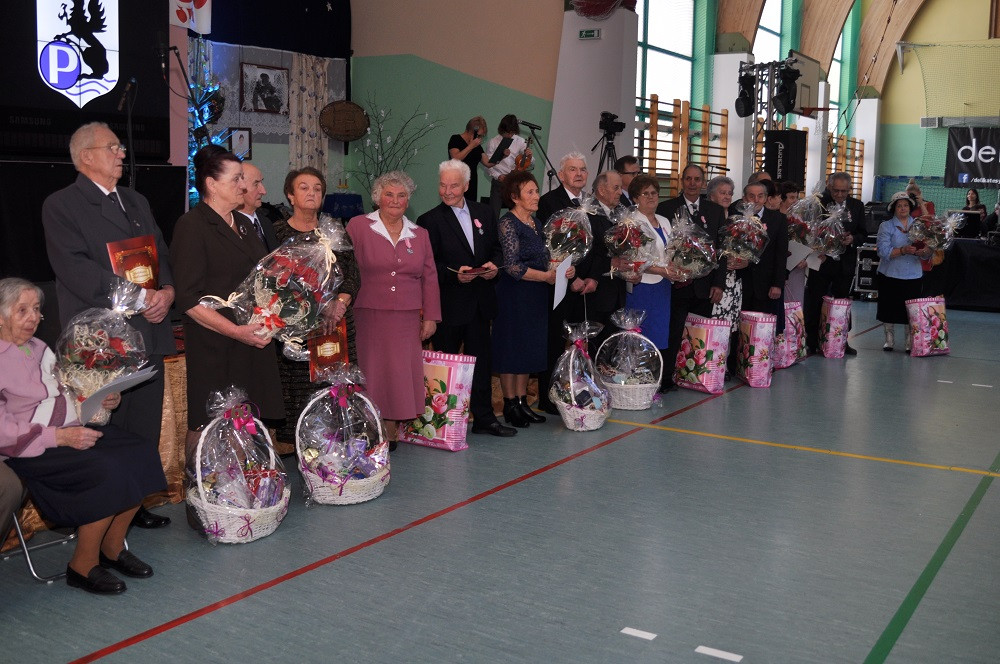 Przodkowo. Blisko 800 seniorów bawiło się na biesiadzie, a małżeństwa świętowały Złote Gody