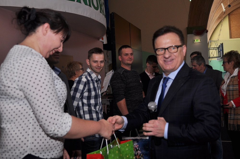 Przodkowo. Blisko 800 seniorów bawiło się na biesiadzie, a małżeństwa świętowały Złote Gody