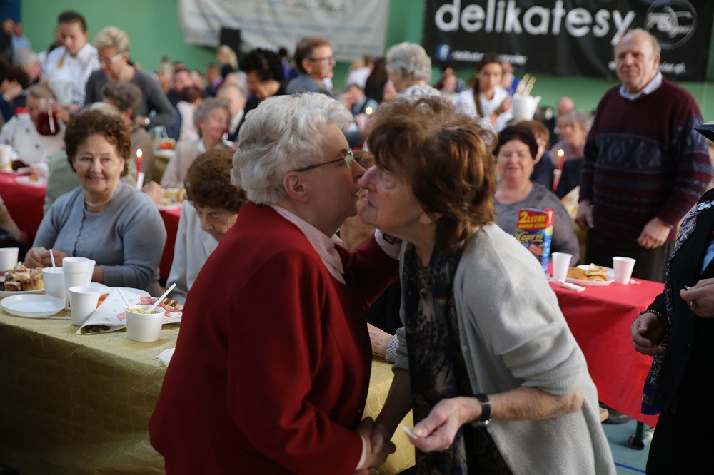 Przodkowo. Blisko 800 seniorów bawiło się na biesiadzie, a małżeństwa świętowały Złote Gody