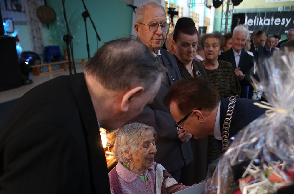 Przodkowo. Blisko 800 seniorów bawiło się na biesiadzie, a małżeństwa świętowały Złote Gody