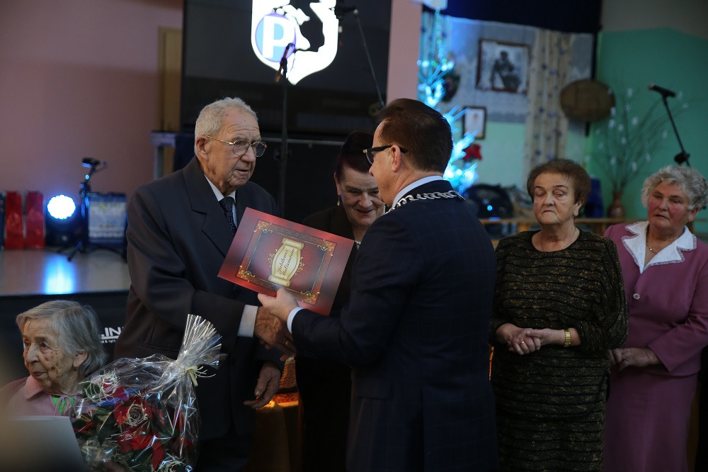 Przodkowo. Blisko 800 seniorów bawiło się na biesiadzie, a małżeństwa świętowały Złote Gody