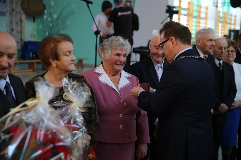 Przodkowo. Blisko 800 seniorów bawiło się na biesiadzie, a małżeństwa świętowały Złote Gody