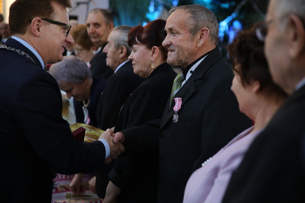 Przodkowo. Blisko 800 seniorów bawiło się na biesiadzie, a małżeństwa świętowały Złote Gody