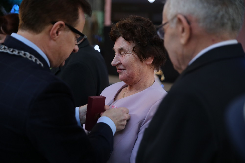 Przodkowo. Blisko 800 seniorów bawiło się na biesiadzie, a małżeństwa świętowały Złote Gody