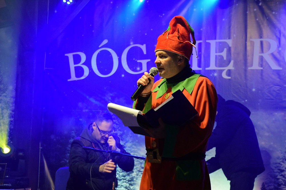 Jarmark Bożonarodzeniowy w Żukowie. Rozbłysła wielka choinka