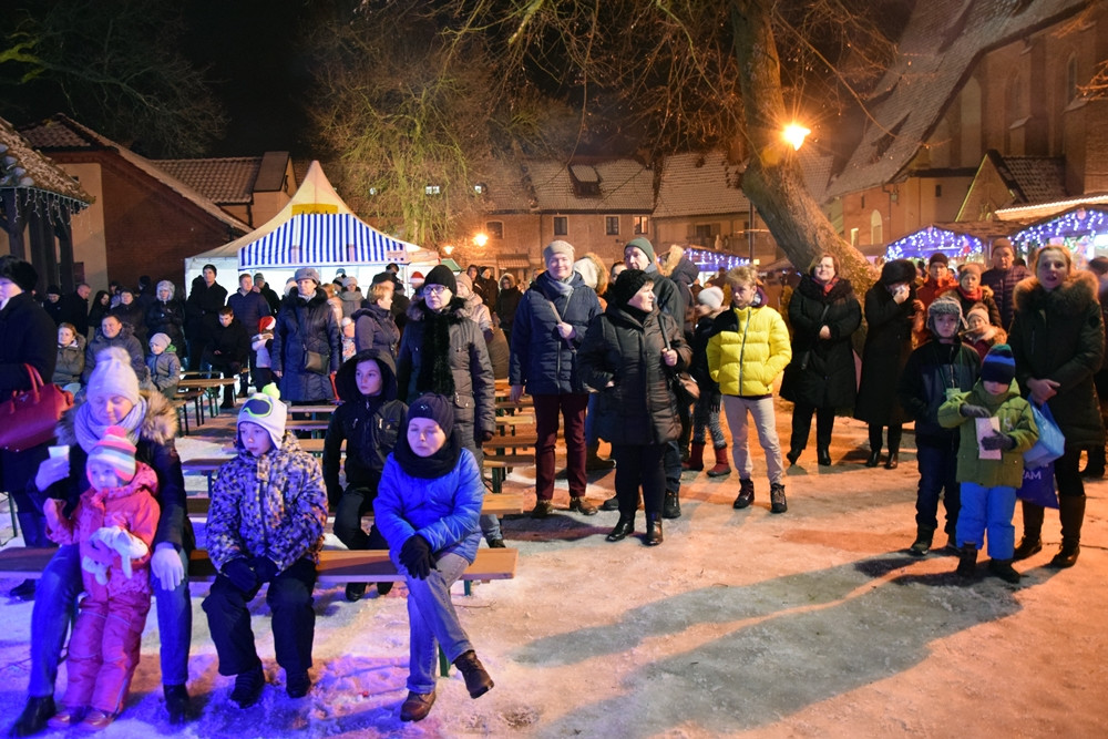 Jarmark Bożonarodzeniowy w Żukowie. Rozbłysła wielka choinka