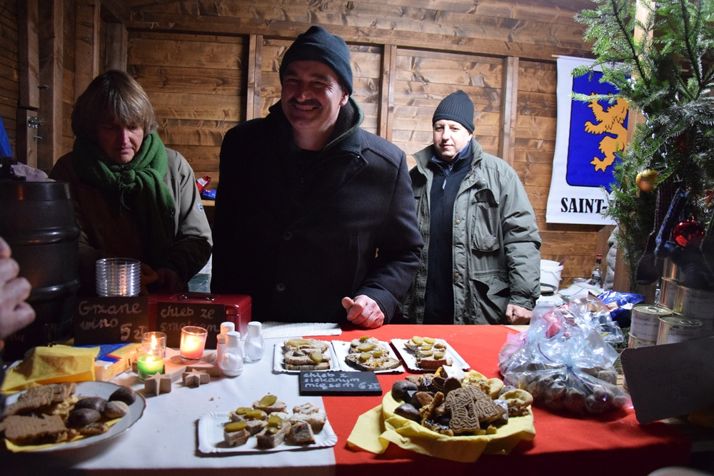 Jarmark Bożonarodzeniowy w Żukowie. Rozbłysła wielka choinka