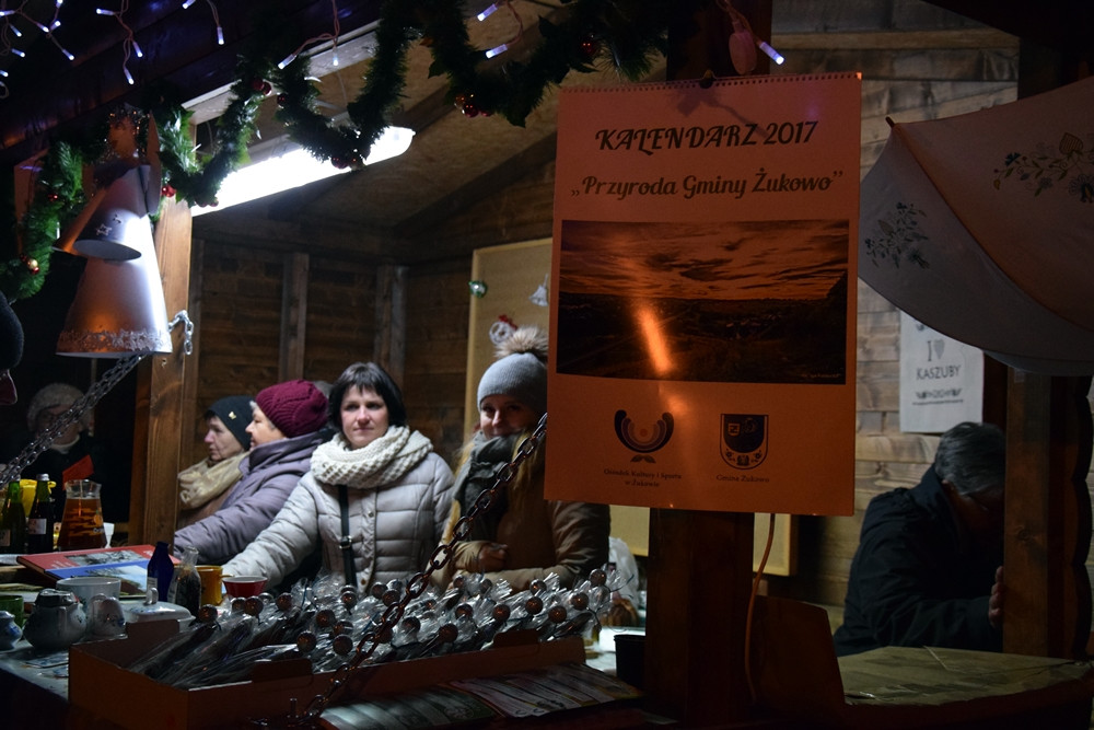 Jarmark Bożonarodzeniowy w Żukowie. Rozbłysła wielka choinka