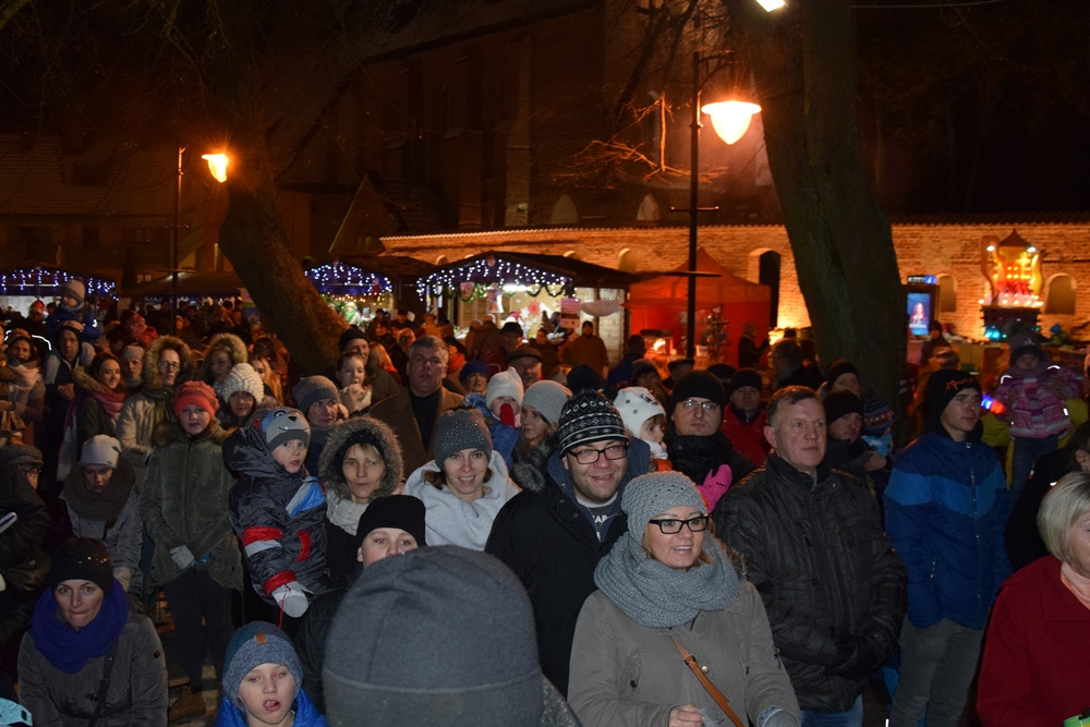 Jarmark Bożonarodzeniowy w Żukowie. Rozbłysła wielka choinka