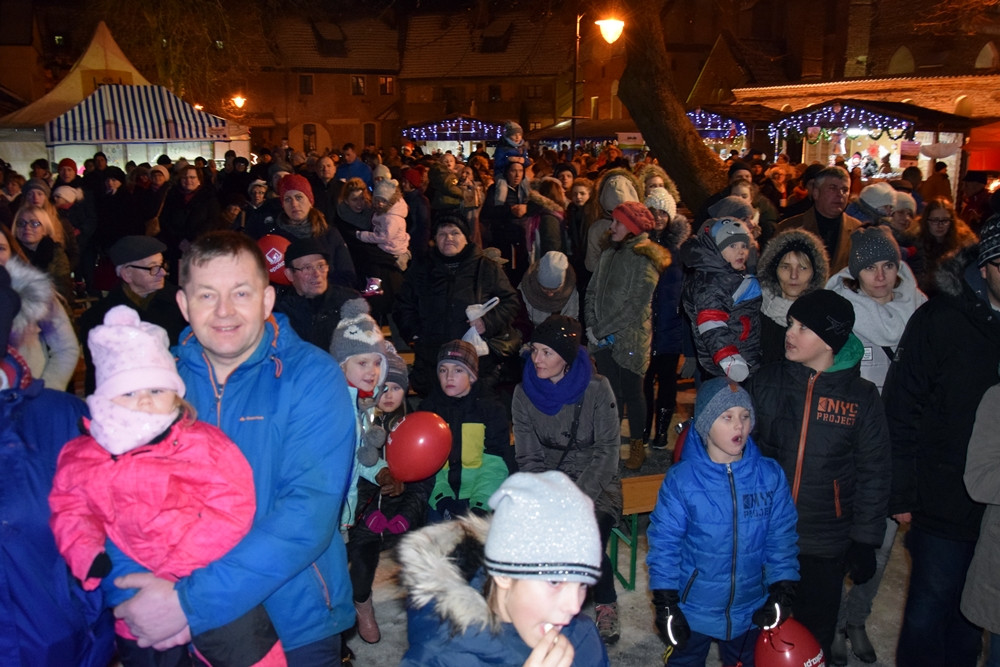 Jarmark Bożonarodzeniowy w Żukowie. Rozbłysła wielka choinka