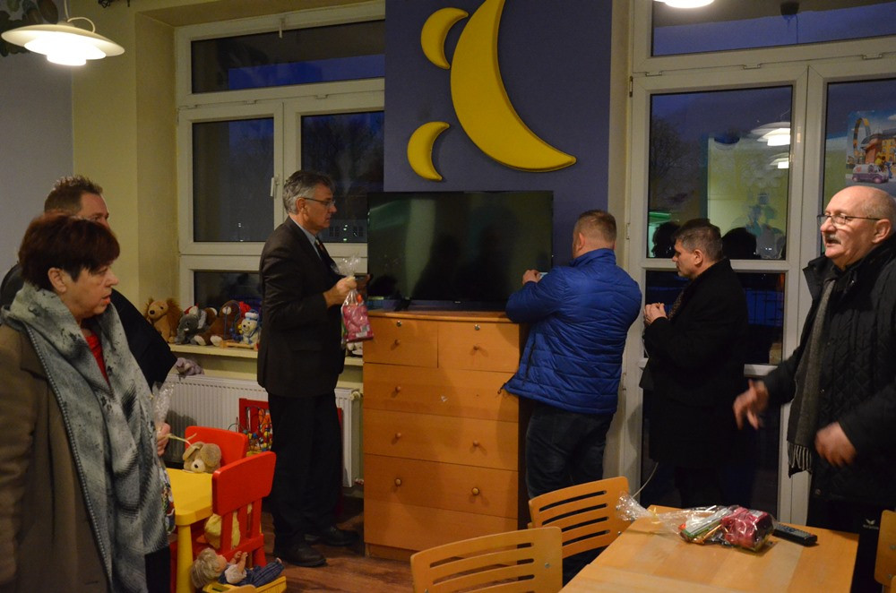 Kartuscy radni i strażnicy miejscy z prezentami u małych pacjentów szpitala