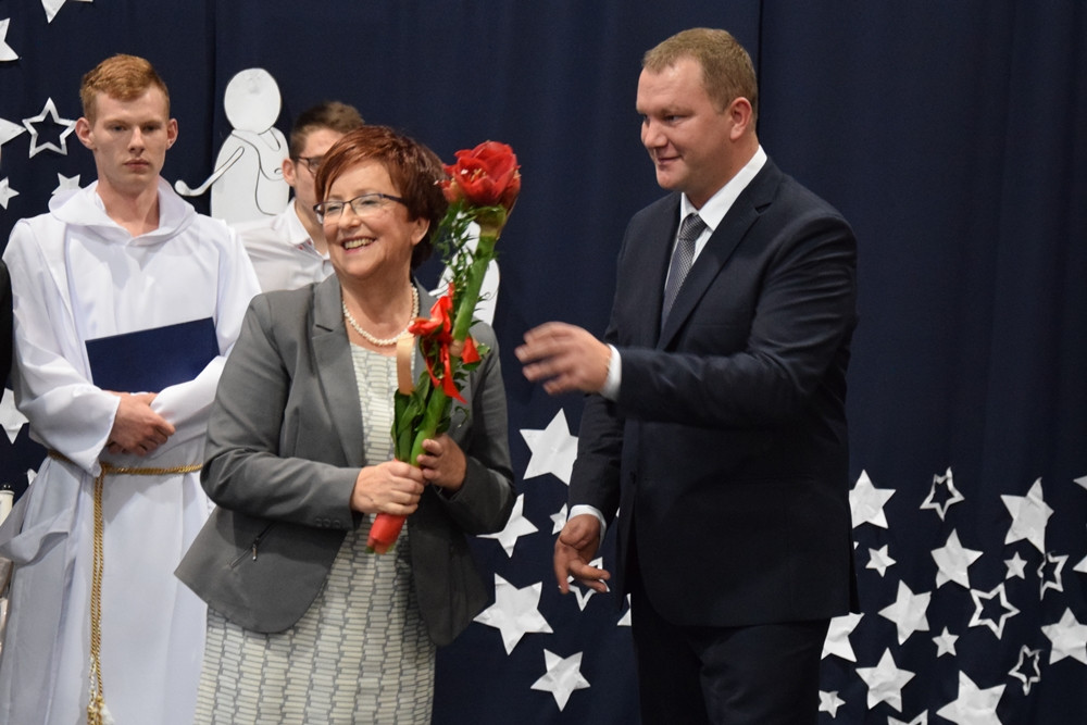 Jubileusz 35-lecia ZSP w Somoninie. Były podziękowania, gratulacje, tort i występ absolwentów
