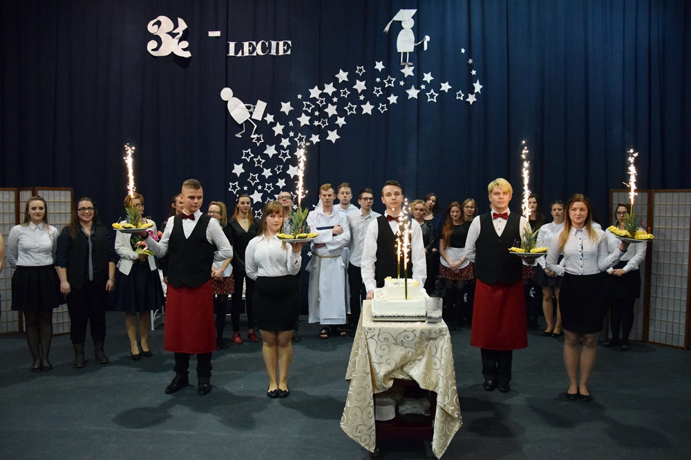 Jubileusz 35-lecia ZSP w Somoninie. Były podziękowania, gratulacje, tort i występ absolwentów