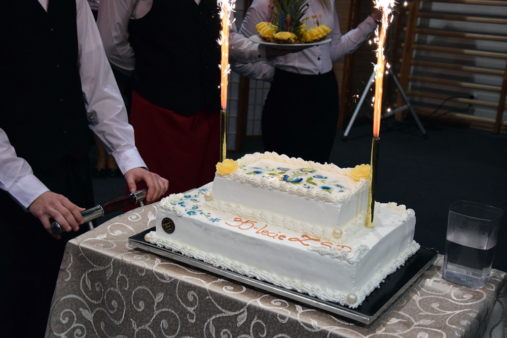 Jubileusz 35-lecia ZSP w Somoninie. Były podziękowania, gratulacje, tort i występ absolwentów