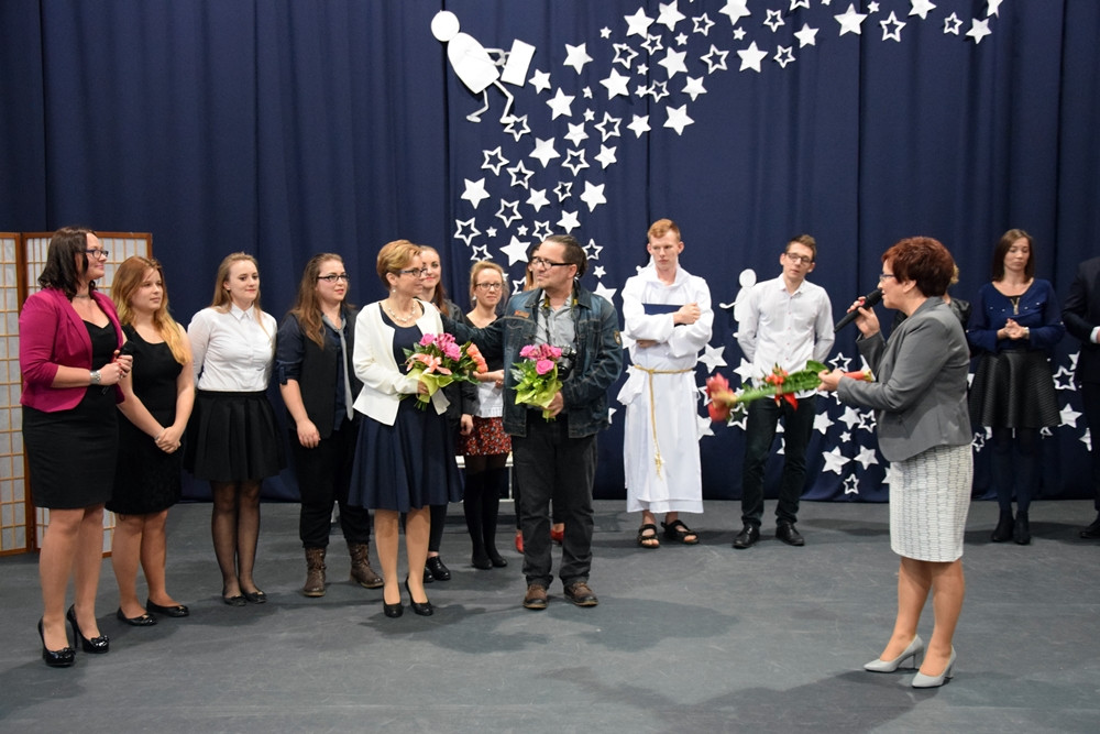 Jubileusz 35-lecia ZSP w Somoninie. Były podziękowania, gratulacje, tort i występ absolwentów