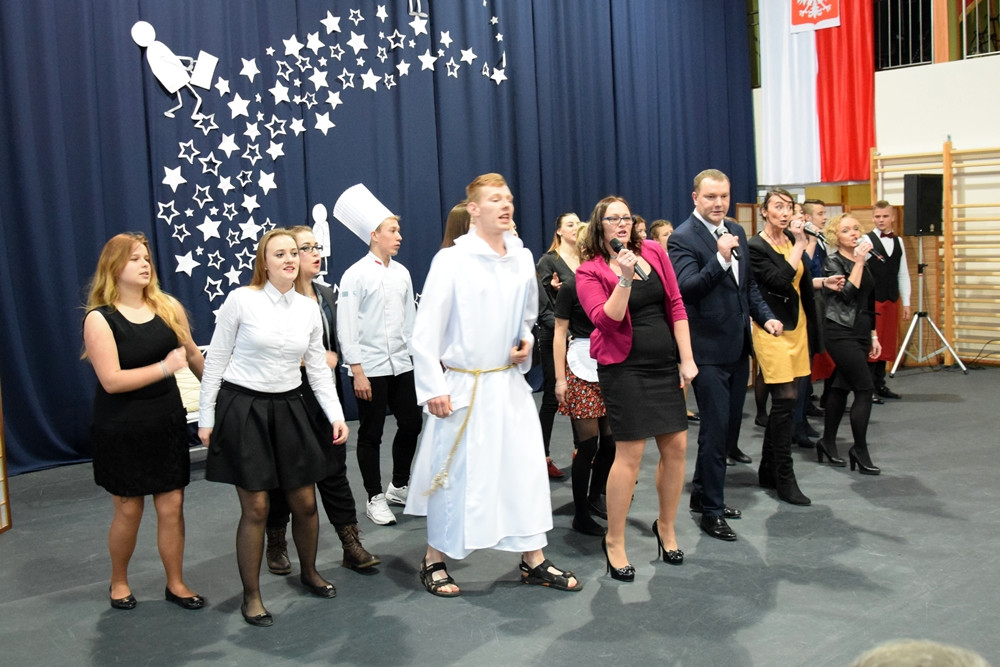 Jubileusz 35-lecia ZSP w Somoninie. Były podziękowania, gratulacje, tort i występ absolwentów