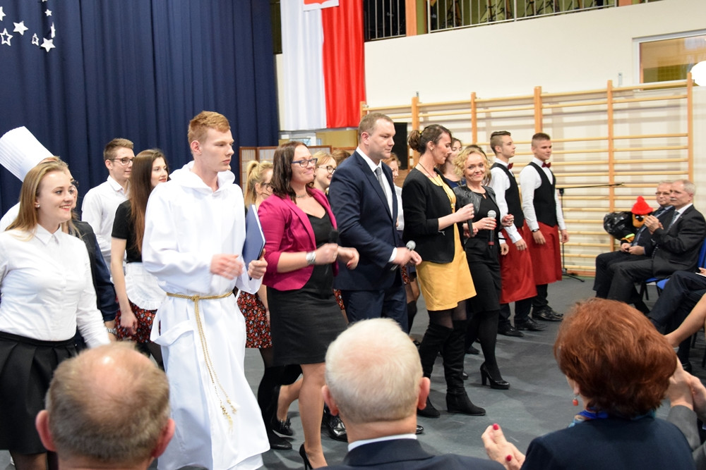 Jubileusz 35-lecia ZSP w Somoninie. Były podziękowania, gratulacje, tort i występ absolwentów