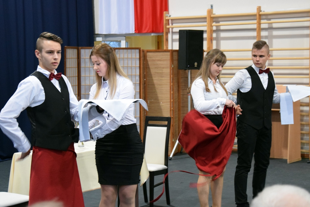 Jubileusz 35-lecia ZSP w Somoninie. Były podziękowania, gratulacje, tort i występ absolwentów