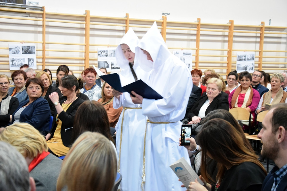 Jubileusz 35-lecia ZSP w Somoninie. Były podziękowania, gratulacje, tort i występ absolwentów