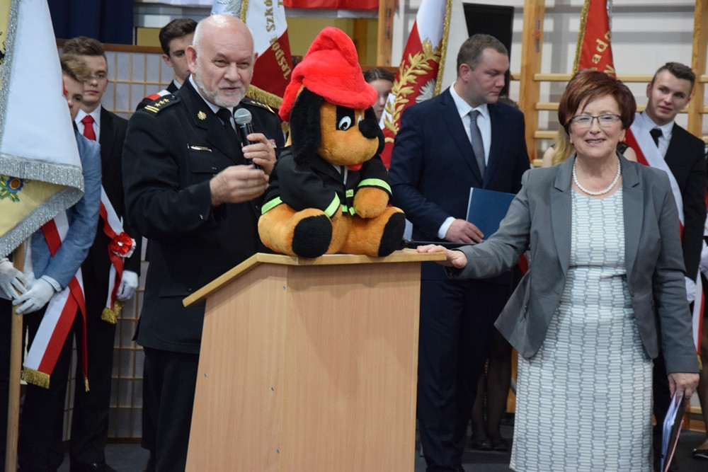 Jubileusz 35-lecia ZSP w Somoninie. Były podziękowania, gratulacje, tort i występ absolwentów