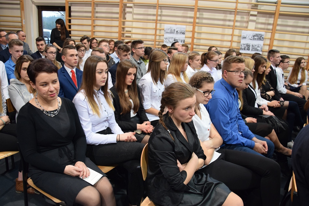 Jubileusz 35-lecia ZSP w Somoninie. Były podziękowania, gratulacje, tort i występ absolwentów
