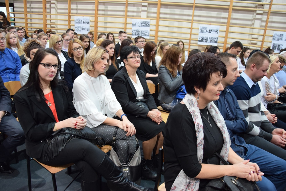Jubileusz 35-lecia ZSP w Somoninie. Były podziękowania, gratulacje, tort i występ absolwentów