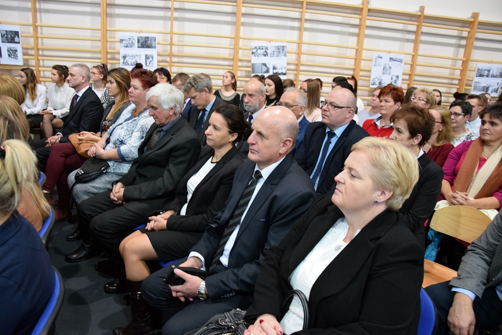 Jubileusz 35-lecia ZSP w Somoninie. Były podziękowania, gratulacje, tort i występ absolwentów