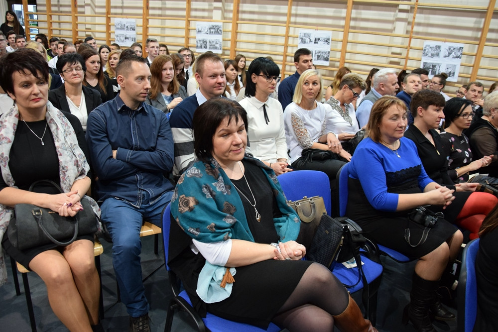 Jubileusz 35-lecia ZSP w Somoninie. Były podziękowania, gratulacje, tort i występ absolwentów