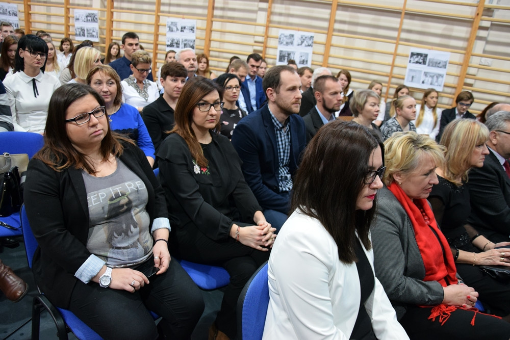 Jubileusz 35-lecia ZSP w Somoninie. Były podziękowania, gratulacje, tort i występ absolwentów