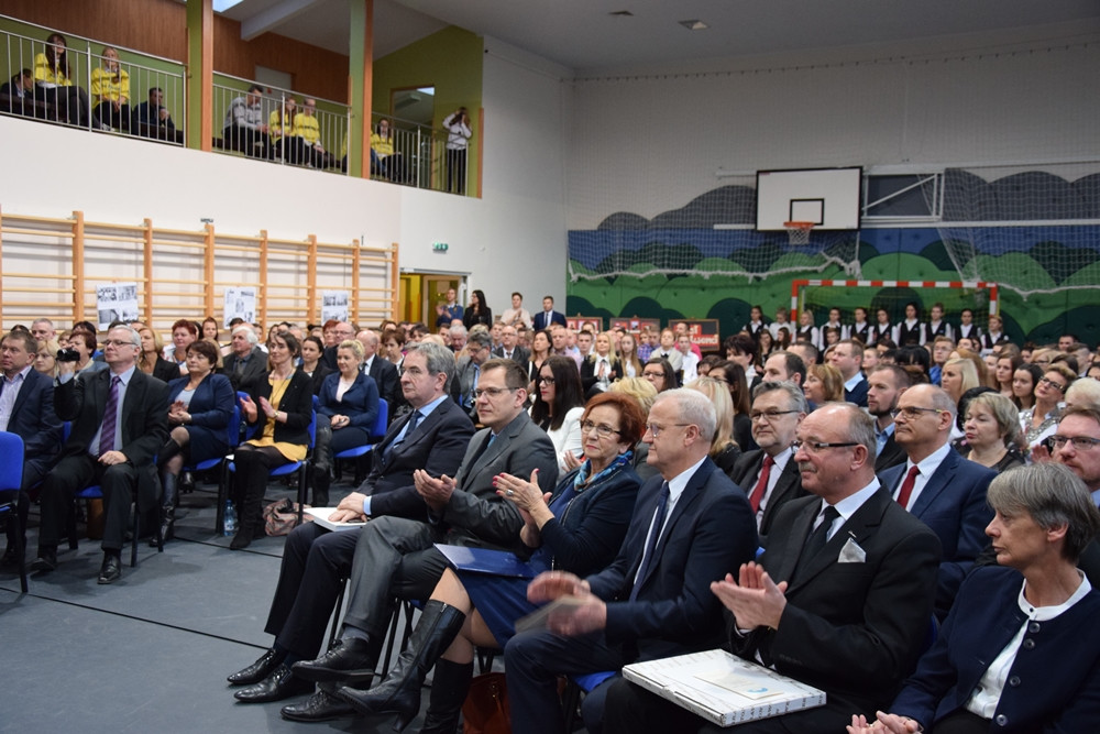 Jubileusz 35-lecia ZSP w Somoninie. Były podziękowania, gratulacje, tort i występ absolwentów