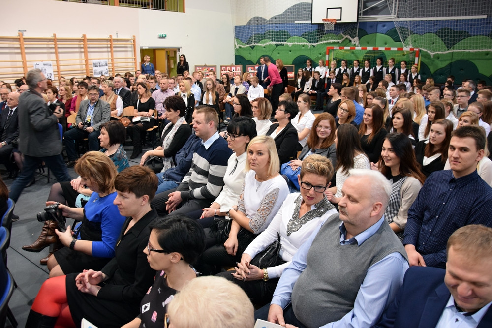 Jubileusz 35-lecia ZSP w Somoninie. Były podziękowania, gratulacje, tort i występ absolwentów
