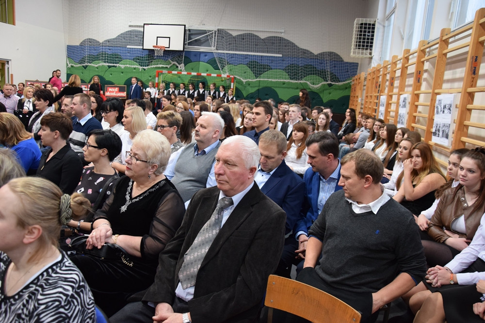 Jubileusz 35-lecia ZSP w Somoninie. Były podziękowania, gratulacje, tort i występ absolwentów