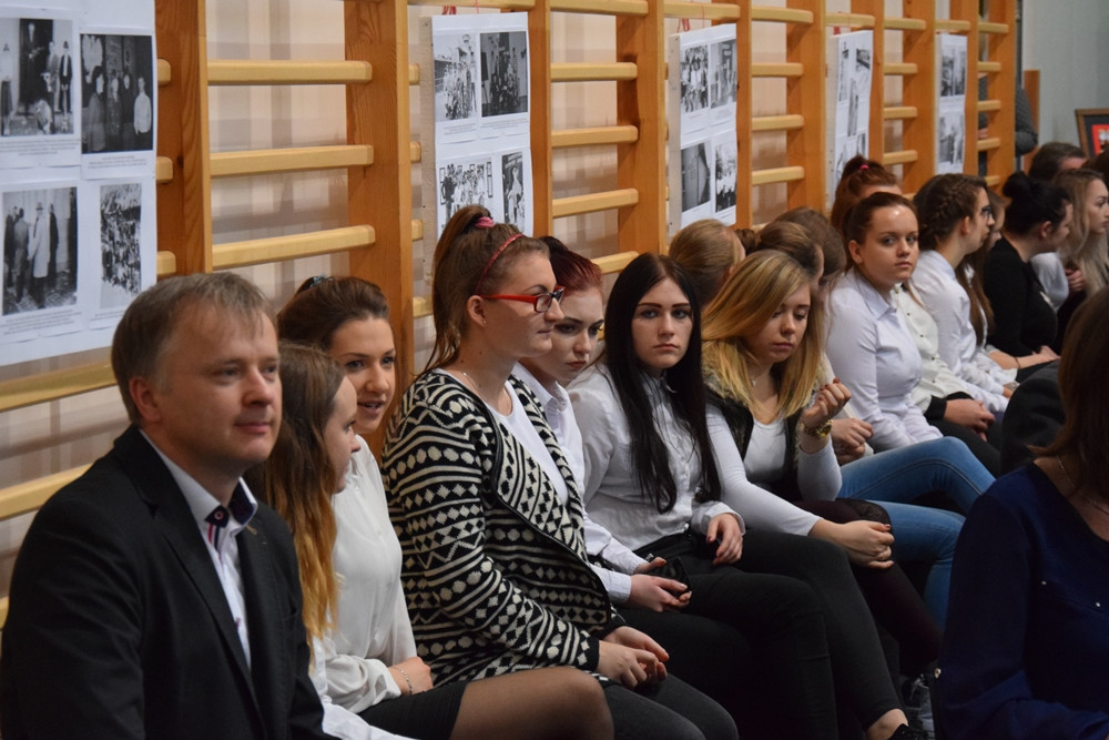 Jubileusz 35-lecia ZSP w Somoninie. Były podziękowania, gratulacje, tort i występ absolwentów