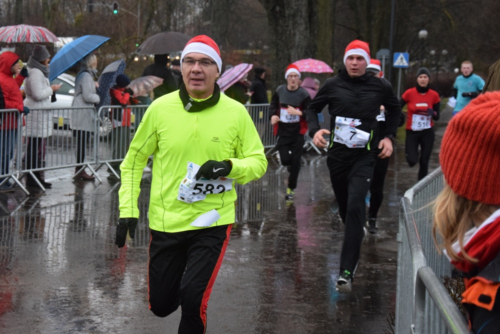Mikołaje, śnieżynki, renifery biegały w Kartuzach, czyli Mikołajkowy Festiwal Zdrowia
