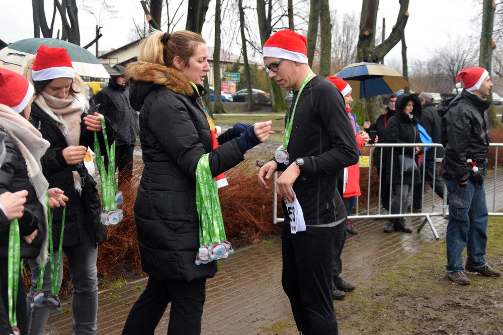 Mikołaje, śnieżynki, renifery biegały w Kartuzach, czyli Mikołajkowy Festiwal Zdrowia