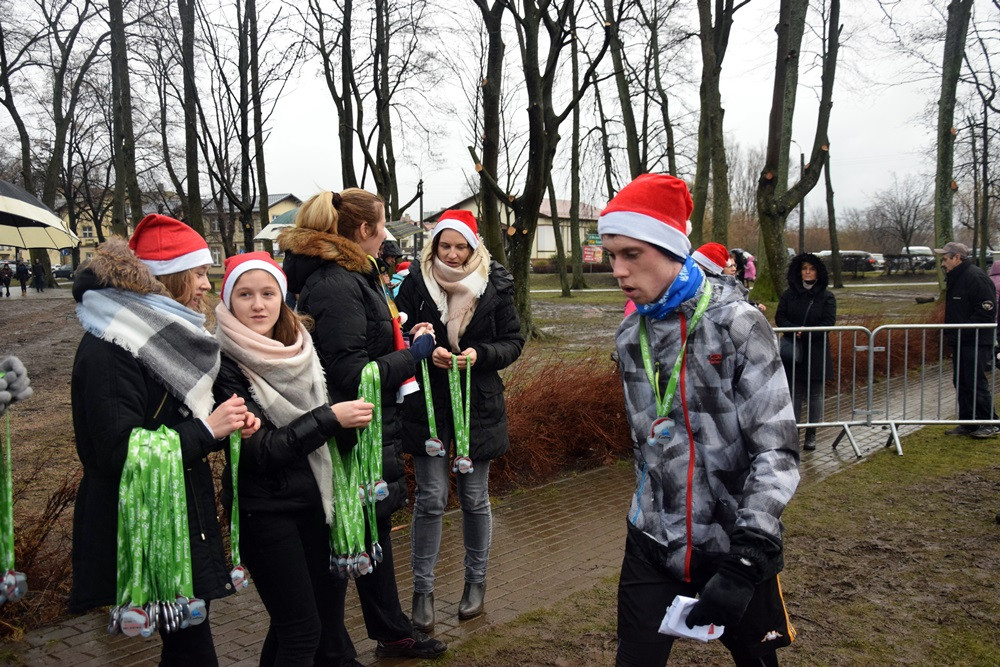 Mikołaje, śnieżynki, renifery biegały w Kartuzach, czyli Mikołajkowy Festiwal Zdrowia
