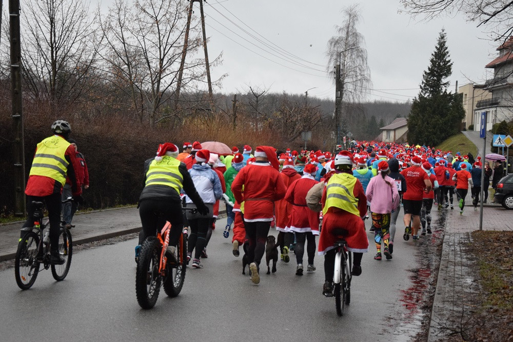 Mikołaje, śnieżynki, renifery biegały w Kartuzach, czyli Mikołajkowy Festiwal Zdrowia