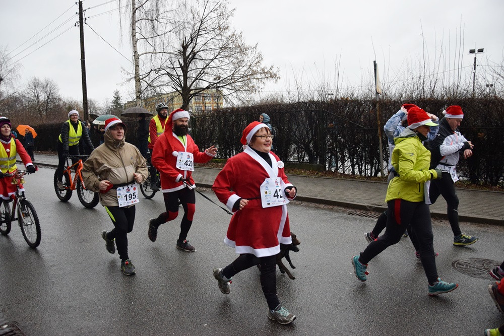 Mikołaje, śnieżynki, renifery biegały w Kartuzach, czyli Mikołajkowy Festiwal Zdrowia