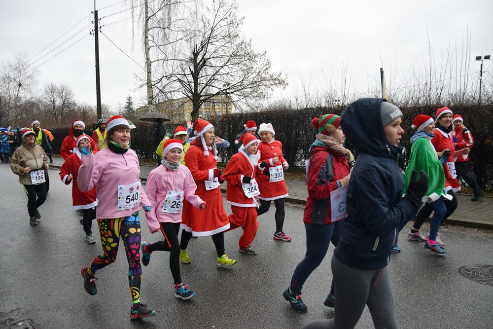 Mikołaje, śnieżynki, renifery biegały w Kartuzach, czyli Mikołajkowy Festiwal Zdrowia