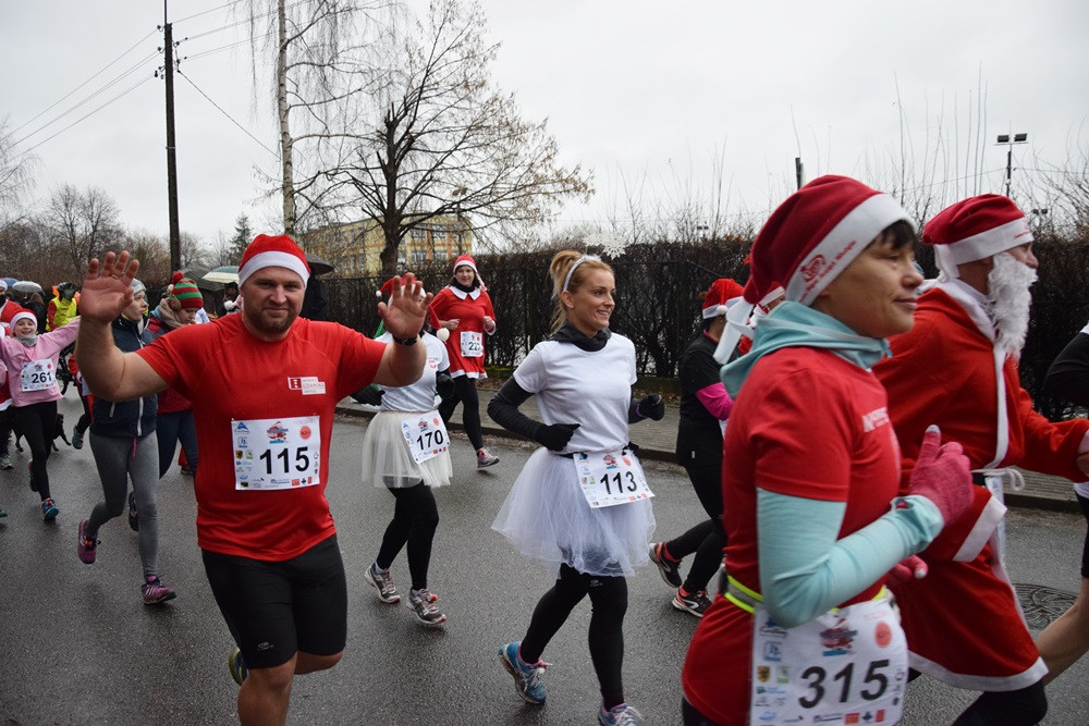 Mikołaje, śnieżynki, renifery biegały w Kartuzach, czyli Mikołajkowy Festiwal Zdrowia