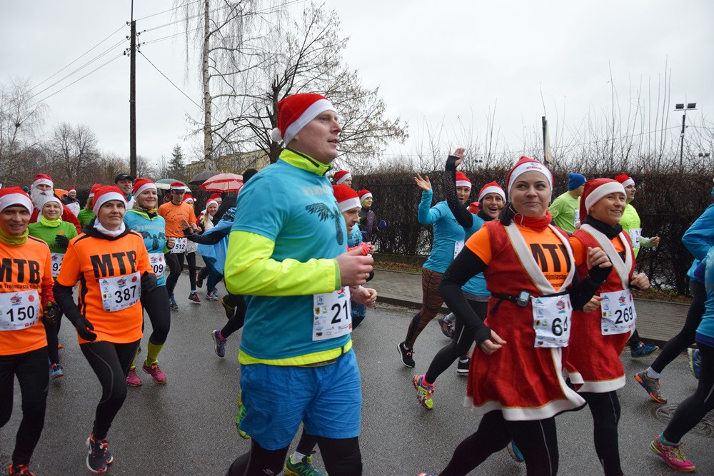 Mikołaje, śnieżynki, renifery biegały w Kartuzach, czyli Mikołajkowy Festiwal Zdrowia