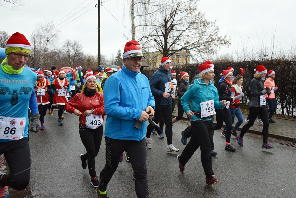 Mikołaje, śnieżynki, renifery biegały w Kartuzach, czyli Mikołajkowy Festiwal Zdrowia